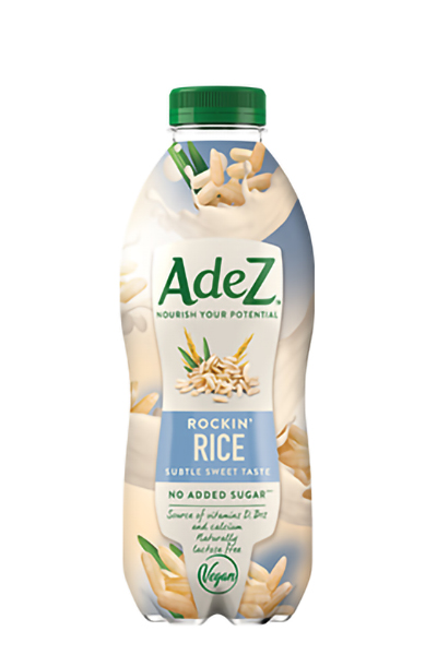 Posamezna plastenka vsebuje pijačo AdeZ riž.