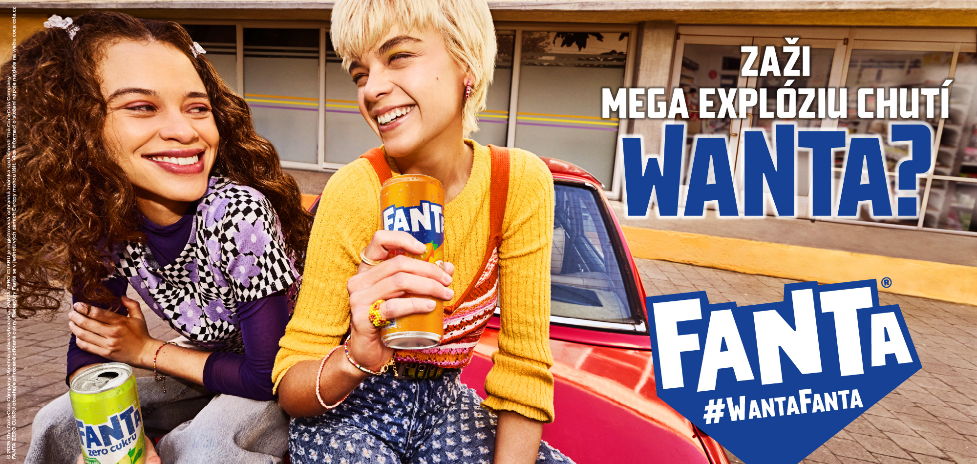 Tri plechovky Fanta: modrá Shokata, oranžová Pomaranč a farebná Zero Sugar Tutti Frutti na oranžovom pozadí.