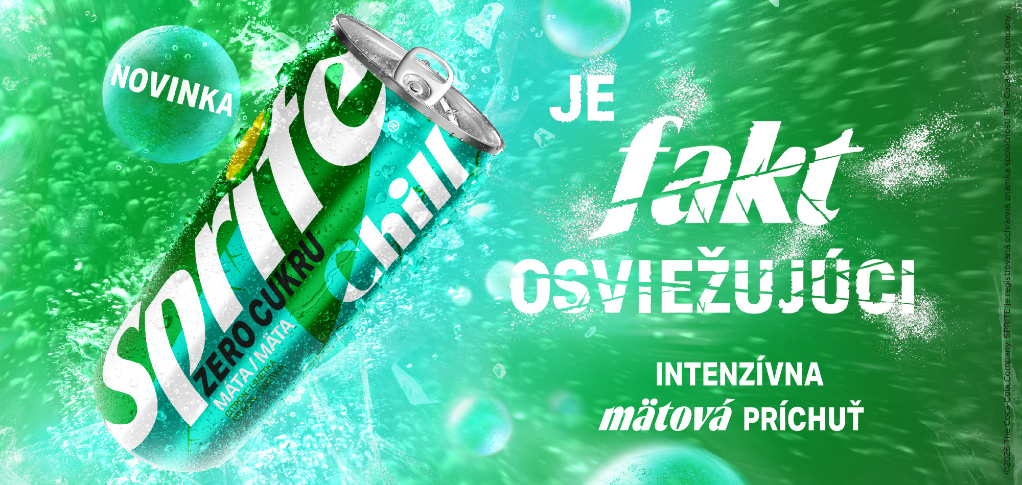 Fľaše Sprite a Sprite Zero Cukru s citrónovo-limetkovou príchuťou, obklopené vodou a bublinkami.