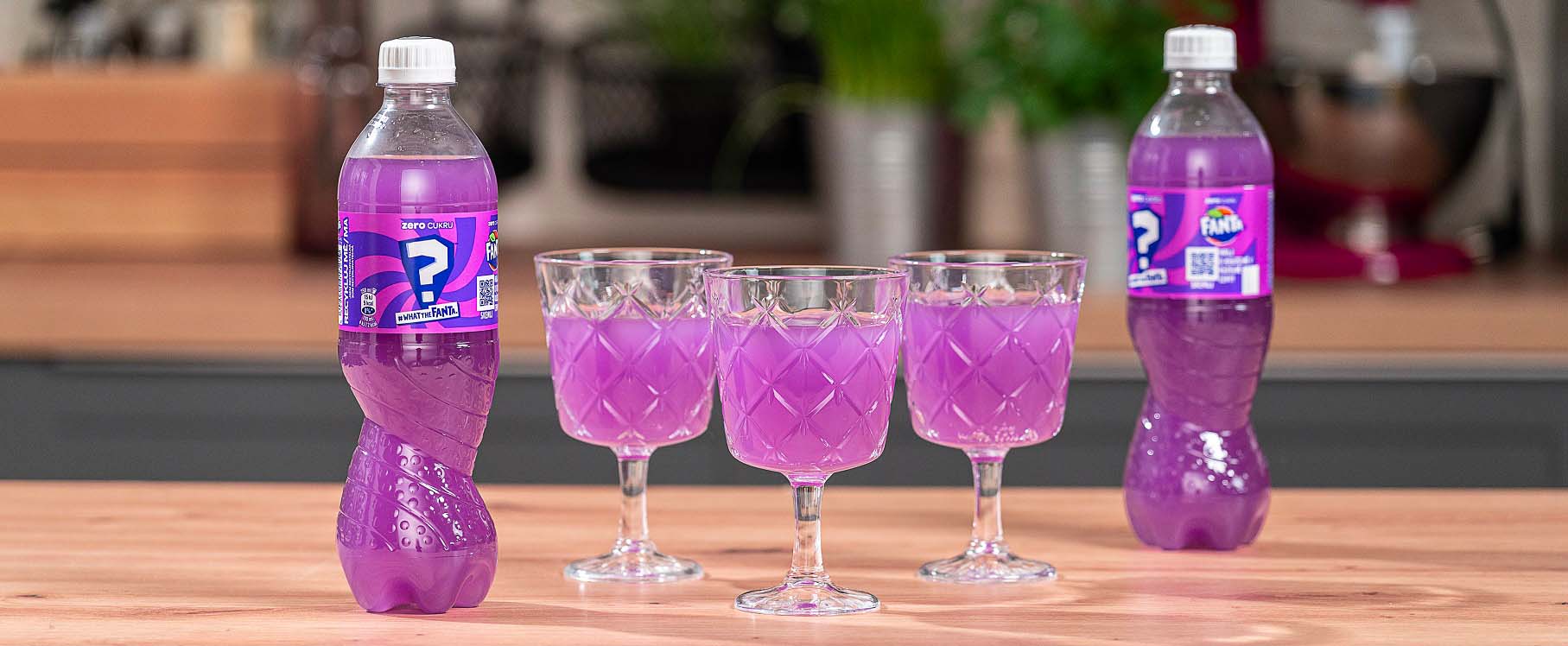 Dve fľaše a tri poháre Secret Fanta