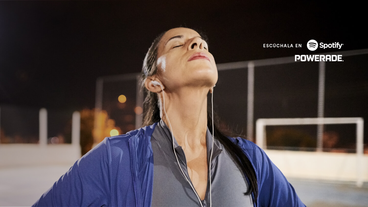 Mujer escuchando música en su celular con auriculares