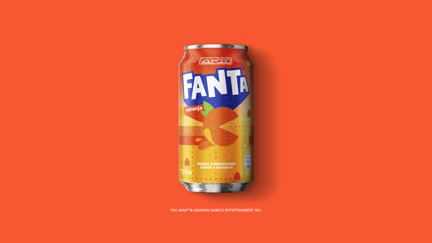 Lata de la nueva edición limitada de Fanta PAC-MAN sabor naranja, sobre un fondo naranja oscuro.