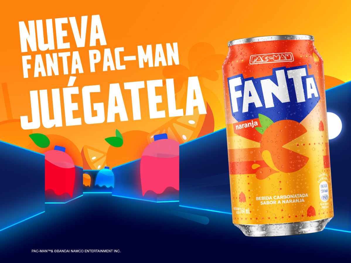 Botella de la nueva Fanta Pac-Man siendo perseguida por fantasmas de colores del juego Pac-Man en el laberinto azul. Por encima, un texto que dice ‘Nueva Fanta PAC-MAN Juégatela', junto a los logotipos de Fanta y Pac-Man.