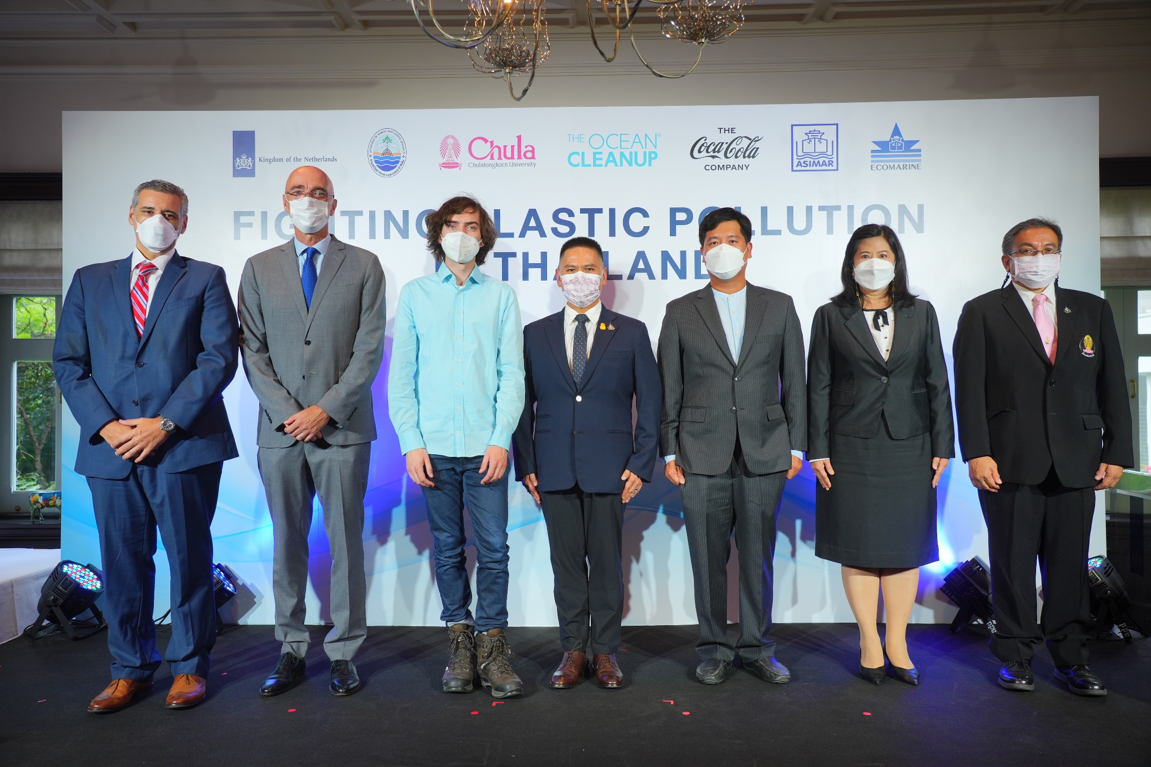 กรรมการจัดกิจกรรม "Ocean Clean up" เพื่อสร้างความตระหนักรู้
