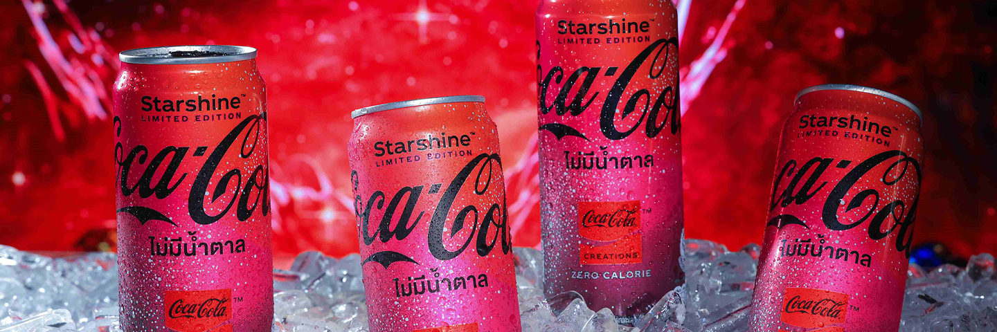 กระป๋องรุ่นลิมิเต็ด “Coca-Cola Starshine™” อยู่เหนือน้ำแข็งก้อน