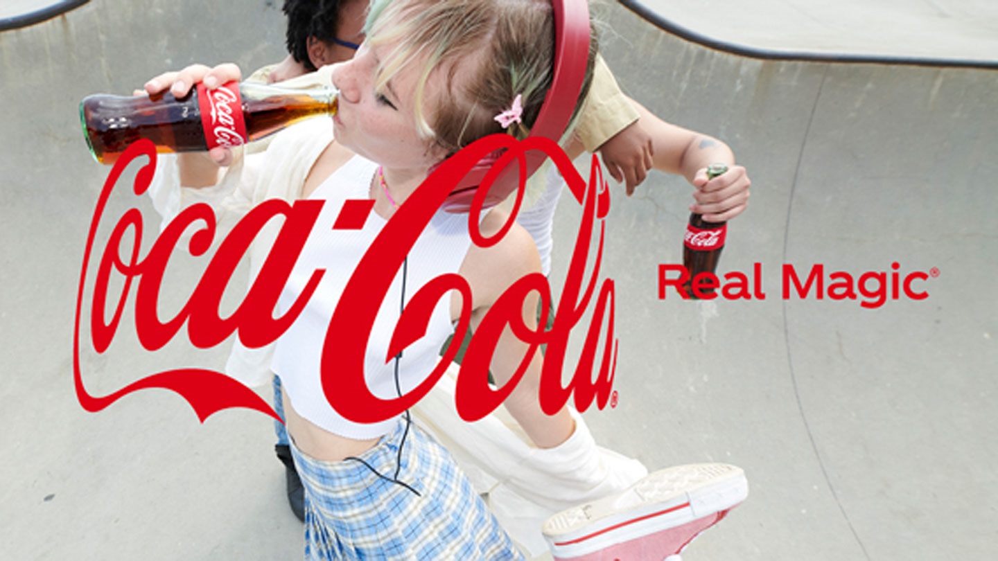 Молодь з напоями Coca‑Cola