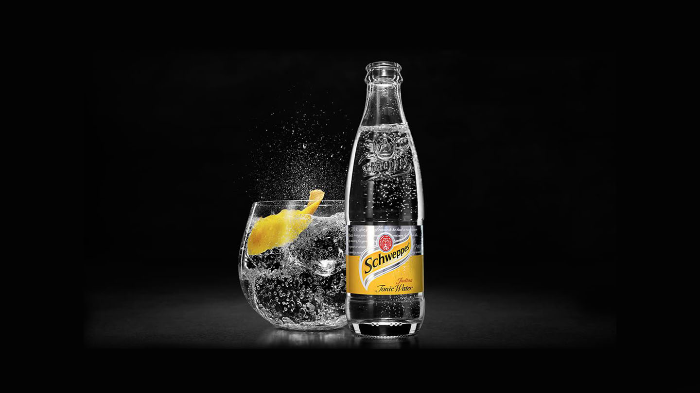 Склянка та пляшка з Schweppes Indian Tonic