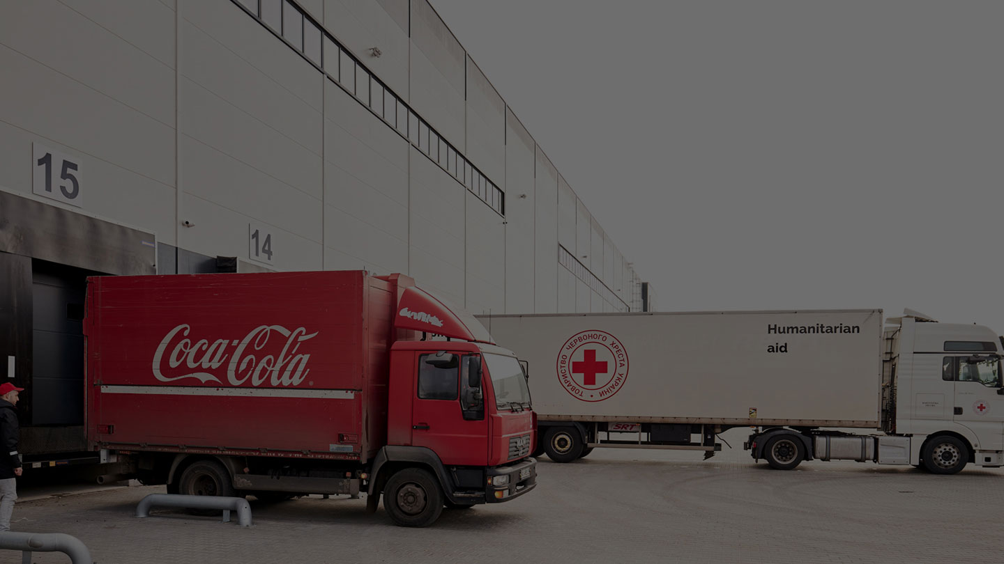 Вантажівки з продуктовими наборами та напоями від Coca‑Cola