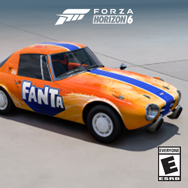 Une voiture orange stationnée dans un stationnement de plage avec sa porte ouverte, sous le logo de Forza Horizon 6