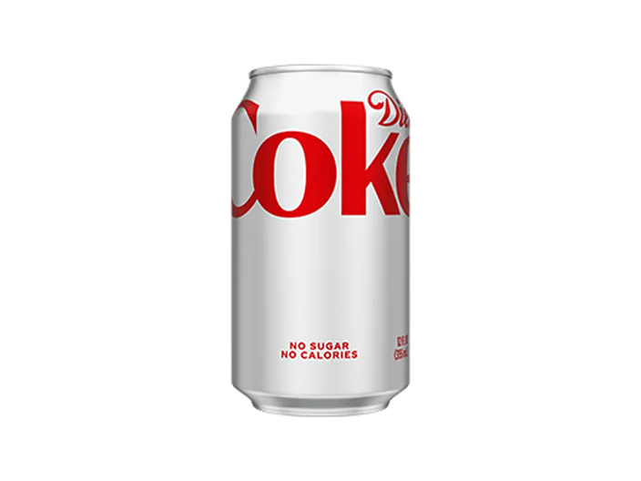 Lata plateada de Diet Coke con el logotipo "Coke" en letras rojas de gran tamaño, sobre fondo blanco. En la parte inferior se lee "NO SUGAR" y "NO CALORIES" en texto rojo.