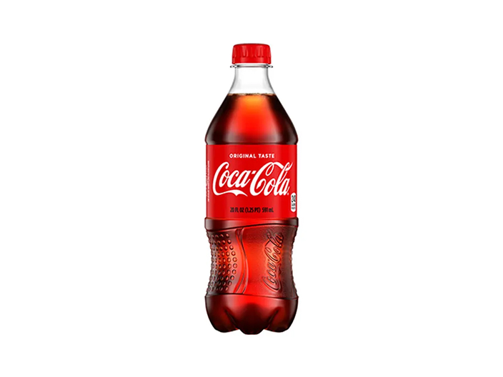 Botella de plástico transparente de Coca-Cola con tapa roja, sobre fondo blanco. La etiqueta roja muestra "ORIGINAL TASTE" y el logotipo de Coca-Cola en escritura blanca, con el contenido de 20 fl oz (591 mL) indicado a un lado.