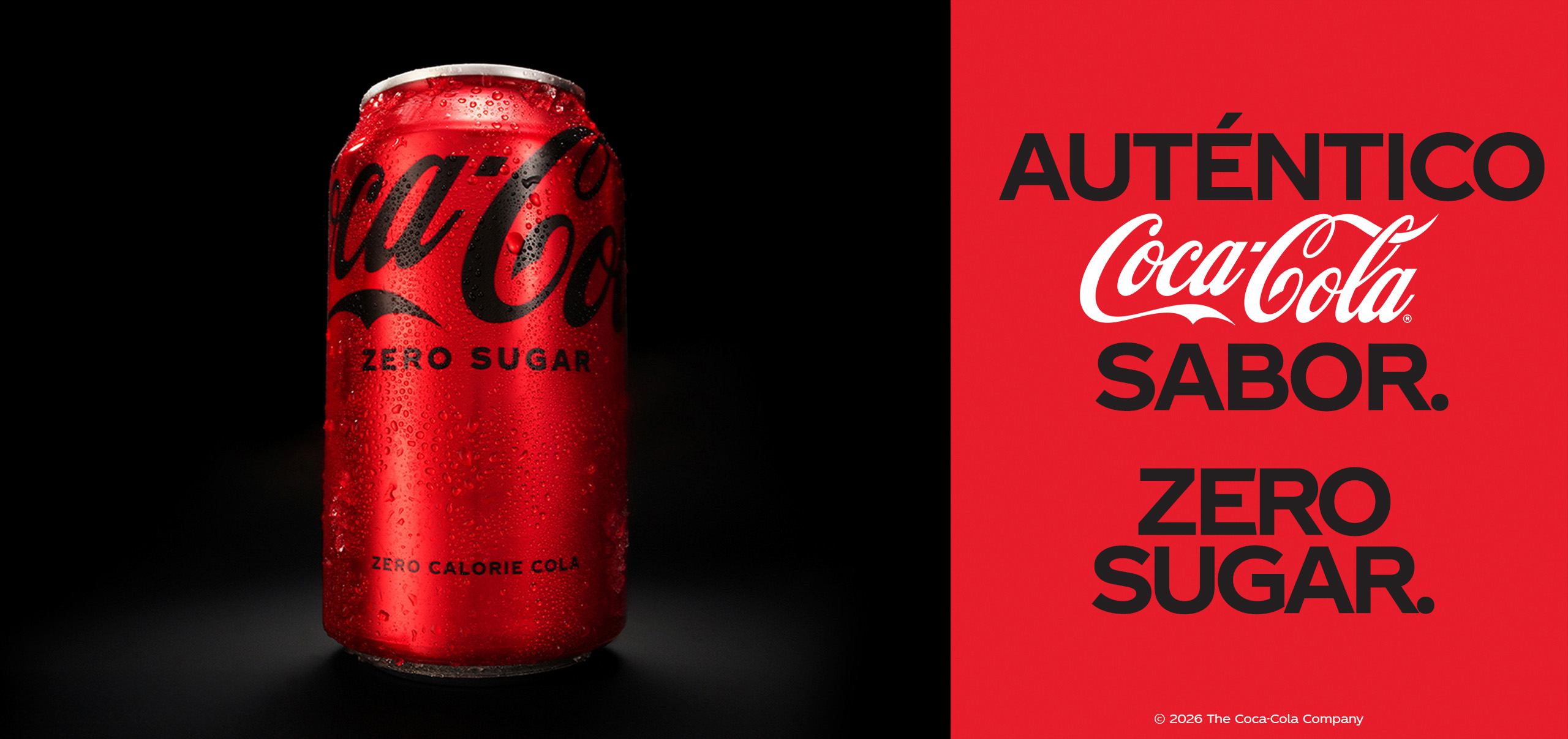 Una lata roja de Coca-Cola Zero Sugar, cubierta de gotas de condensación, sobre un fondo negro a la izquierda. A la derecha, un panel rojo muestra el texto en negro "AUTÉNTICO Coca-Cola SABOR. ZERO SUGAR." junto al logotipo de Coca-Cola en escritura blanca, con el crédito "© 2026 The Coca-Cola Company" en letra pequeña.