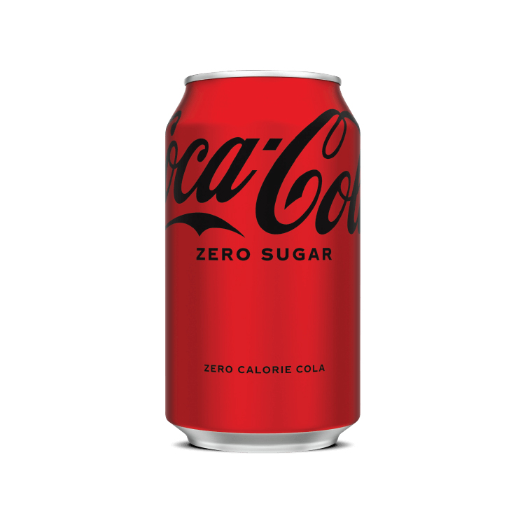 Lata roja de Coca-Cola Zero Sugar con borde plateado, sobre fondo blanco. Presenta el logotipo de Coca-Cola en escritura negra, la etiqueta "ZERO SUGAR" en negro y el texto "ZERO CALORIE COLA" cerca de la base.