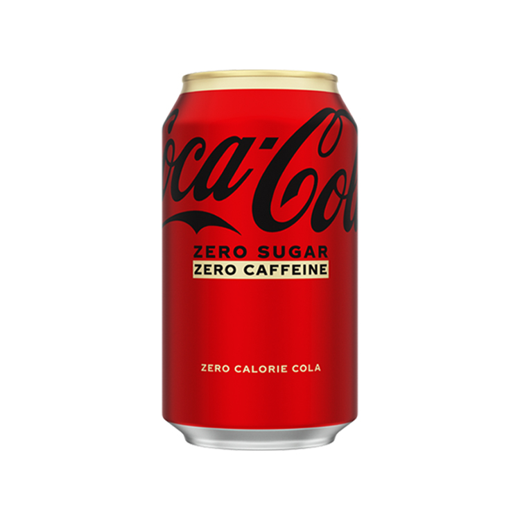 Lata roja de Coca-Cola Zero Sugar con borde dorado en la parte superior, sobre fondo blanco. Muestra el logotipo de Coca-Cola en escritura negra, junto con las etiquetas "ZERO SUGAR" y "ZERO CAFFEINE" en negro sobre un recuadro blanco, y el texto "ZERO CALORIE COLA" en la parte inferior.