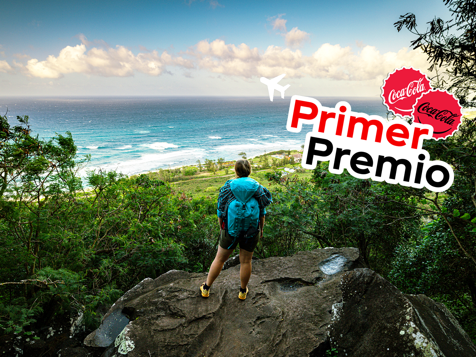 Senderista en una selva tropical, de pie sobre un peñasco mientras contempla el océano. Un colorido sticker con un avión que dice: "Primer premio".