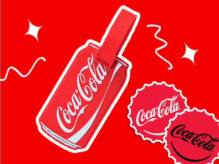 Una etiqueta para maleta conmemorativa de Coca-Cola en forma de lata de Coca-Cola sobre un fondo rojo encendido, con stickers en forma de tapas de botellas de Coca-Cola.