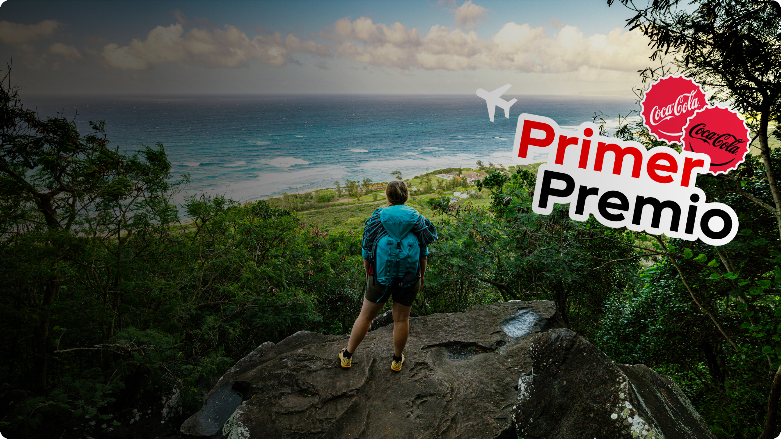 Senderista en una selva tropical, de pie sobre un peñasco mientras contempla el océano. Un colorido sticker con un avión que dice: "Primer premio".