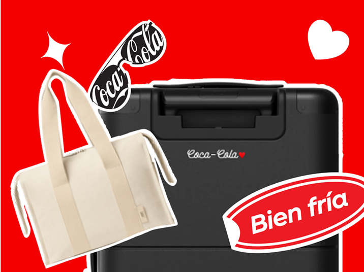 Una maleta de mano conmemorativa de Coca-Cola y una tote bag beige sobre un fondo rojo encendido, con stickers flotantes en forma de lentes de sol y un corazón.
