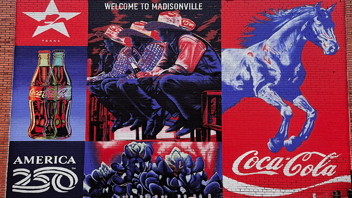 Miniatura de video del mural de Coca‑Cola de Gabriel Portillo con vaqueros, un caballo azul y la estrella de Texas.