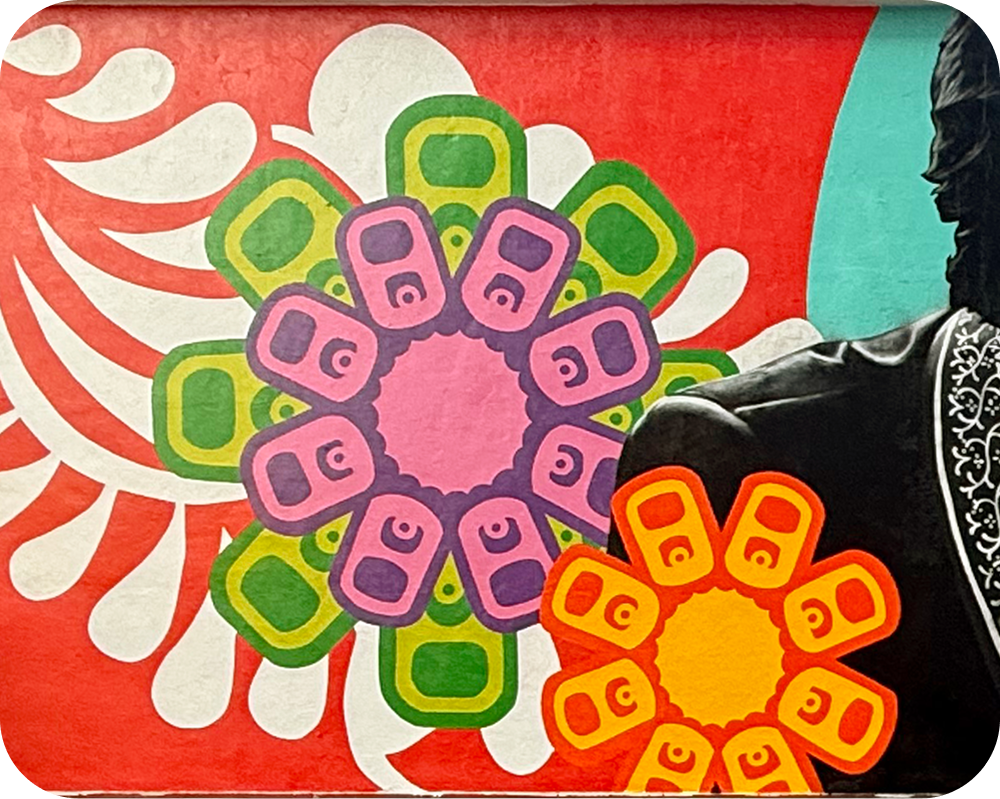Detalle del mural de Coca‑Cola de Los Otros con coloridas flores de anillas de lata junto a una figura pintada.