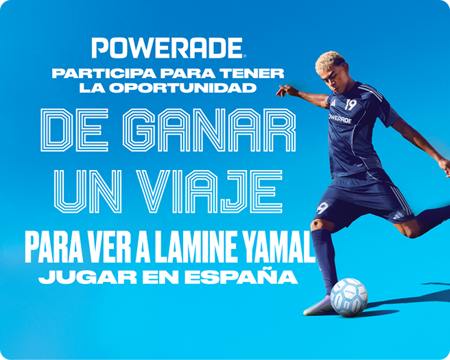 Jugador de futbol en uniforme azul Powerade patea balón bajo cielo azul junto al lema “Alcanza el nivel de las leyendas”.