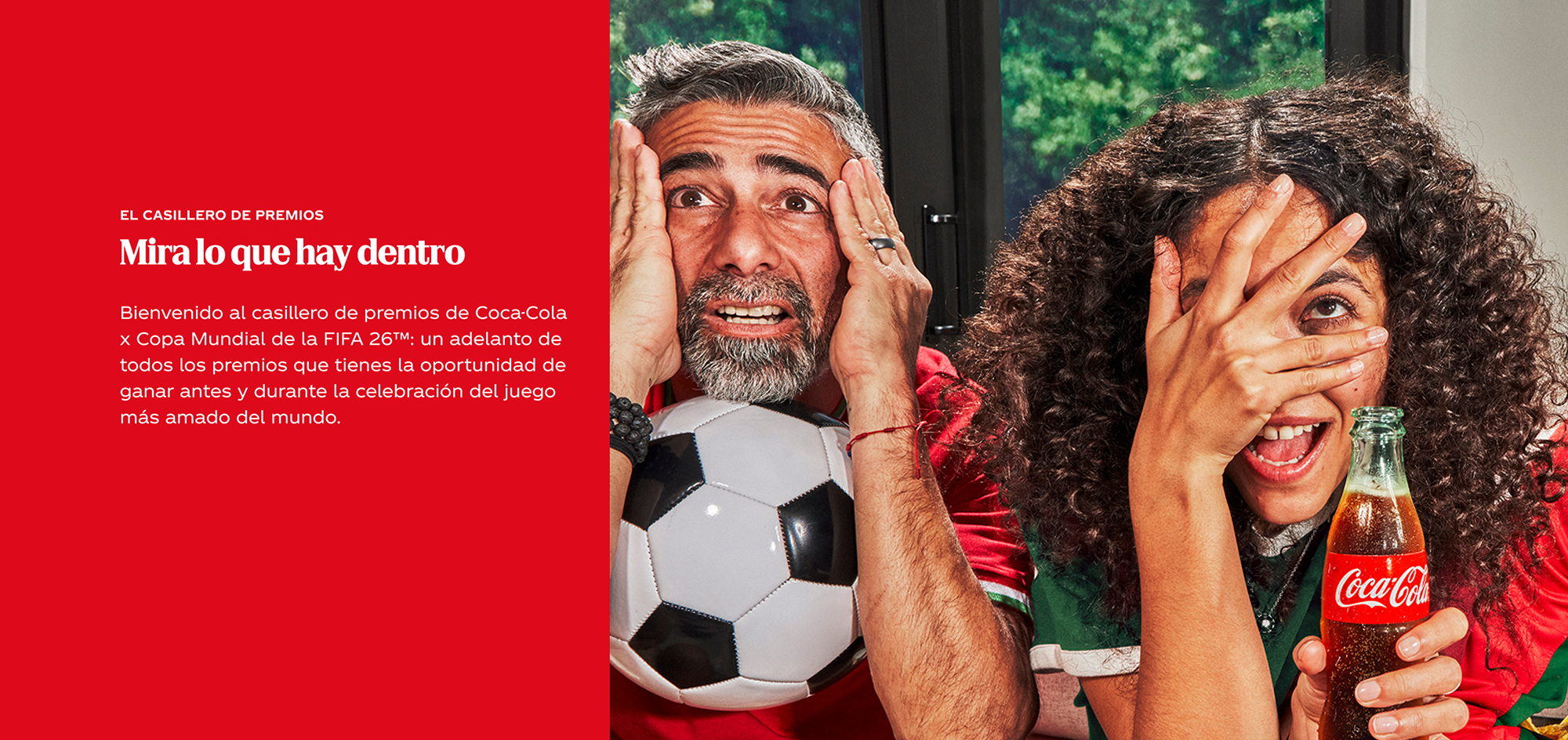 Dos aficionados con camiseta verde, balón y botella de Coca‑Cola celebran frente a texto “Mira lo que hay dentro” del casillero de premios.