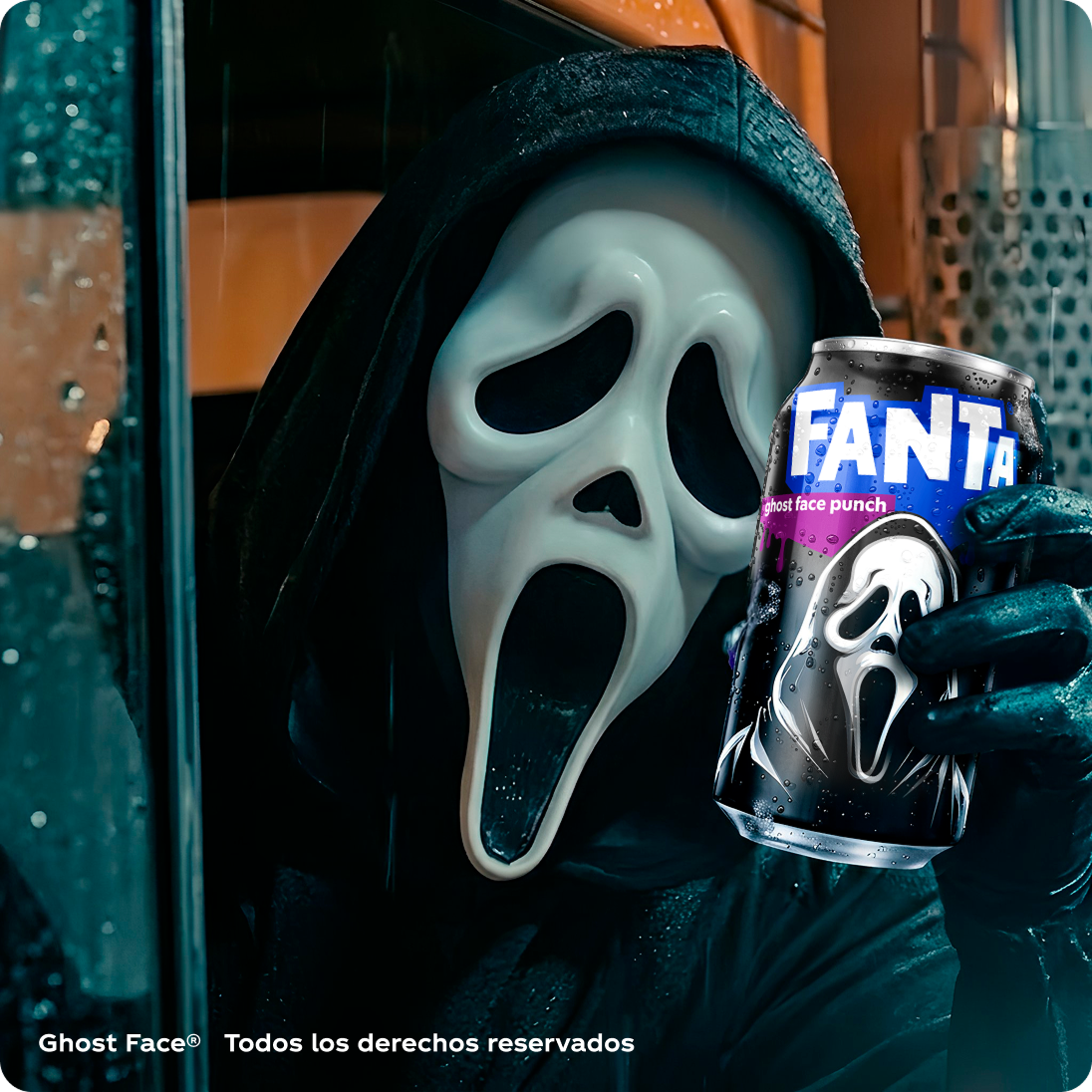 Personaje de Ghost Face acechando con una lata Fanta Ghost Face en la mano