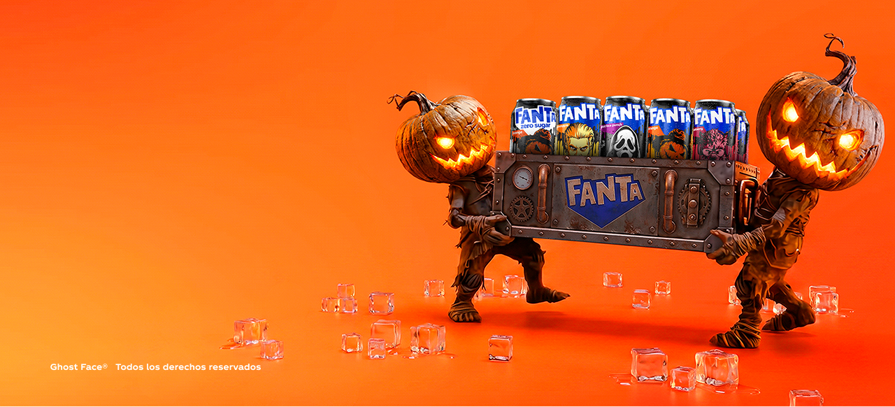 Banner promocional con figuras de cabeza de calabaza cargando latas de Fanta Halloween en una caja.