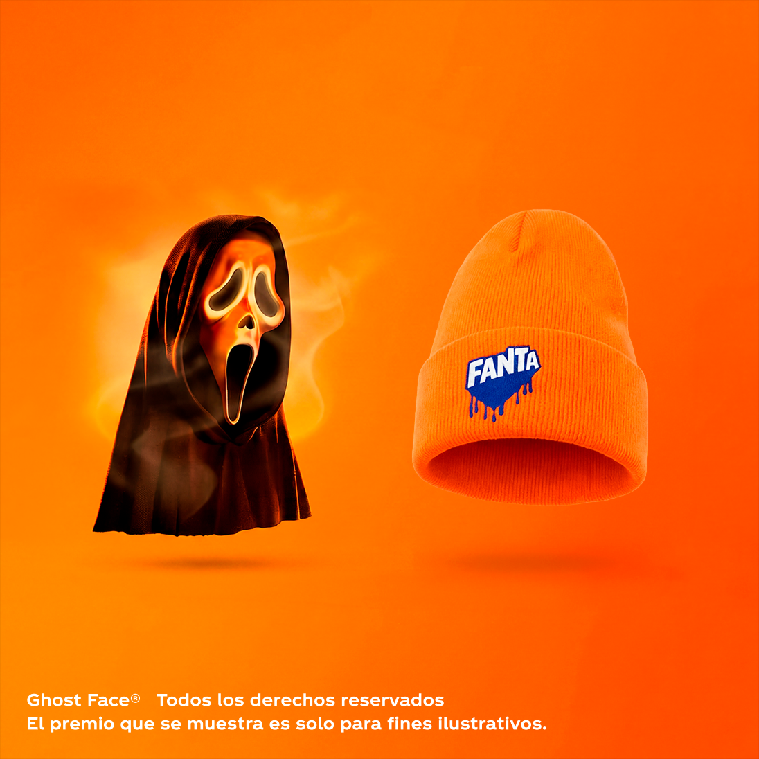 Máscara Ghost Face y gorro de Fanta de premio sobre un fondo naranja
