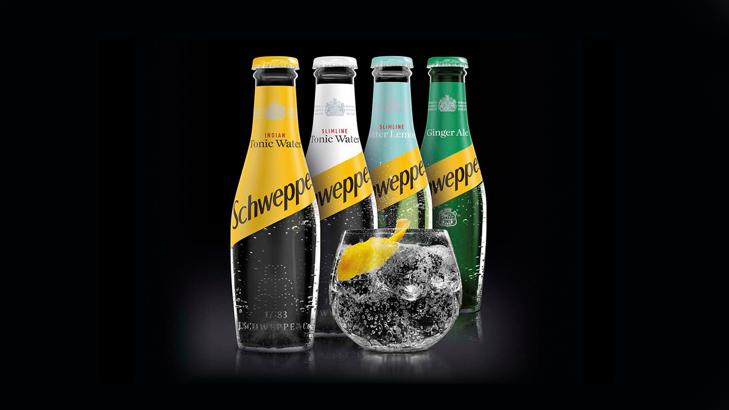 Cuatro botellas de Schweppes y copa cortadas