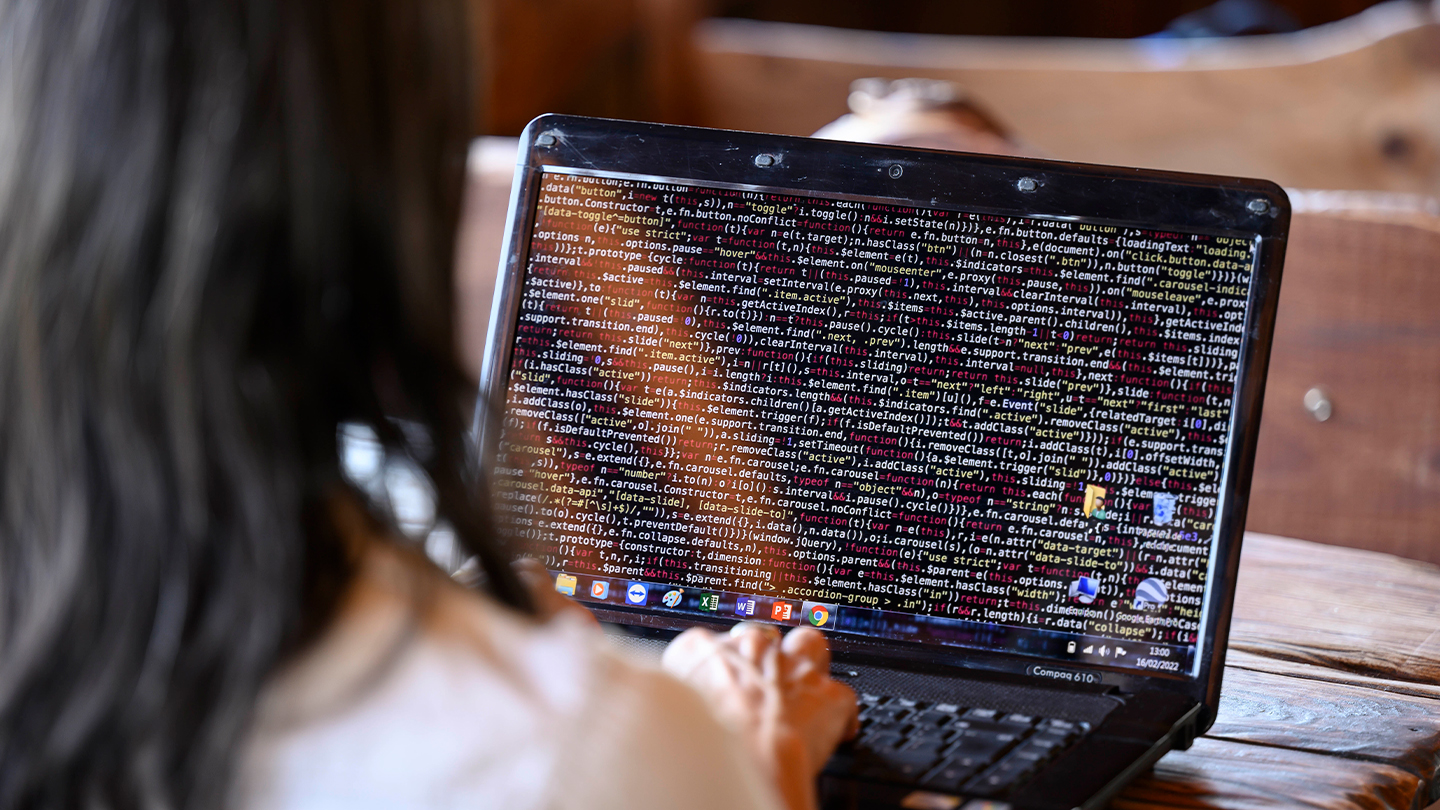 ProgramON Testing capacitará a 300 jóvenes de Argentina y Uruguay para desempeñarse como testers de software y aplicaciones. Notebook con código de programación en pantalla
