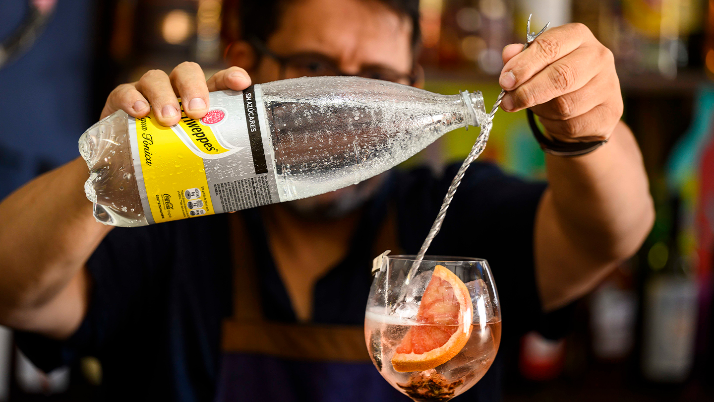 Schweppes Tónica Sin Azúcar es ideal para preparar una infinidad de tragos con y sin alcohol. Un hombre preparando un cóctel con Schweppes