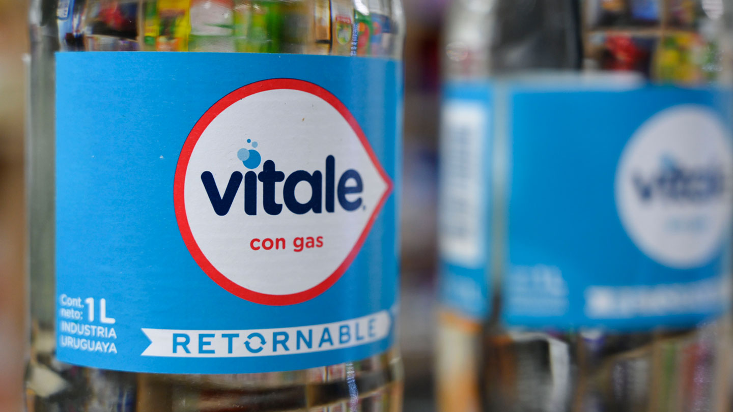 Parte central de dos botellas de cristal Vitale