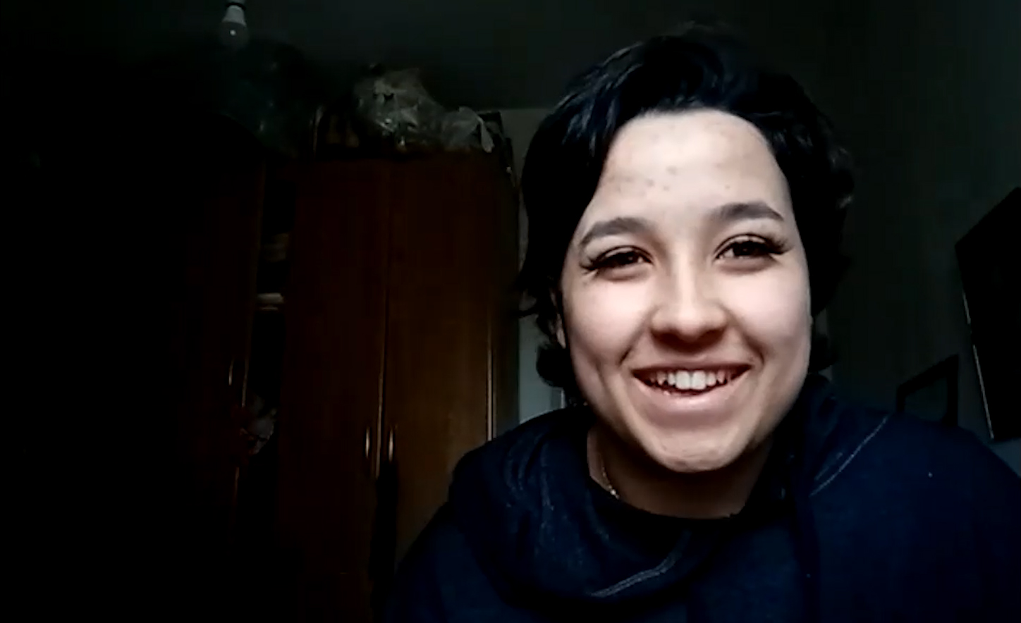 Primer plano de chica joven sonriendo