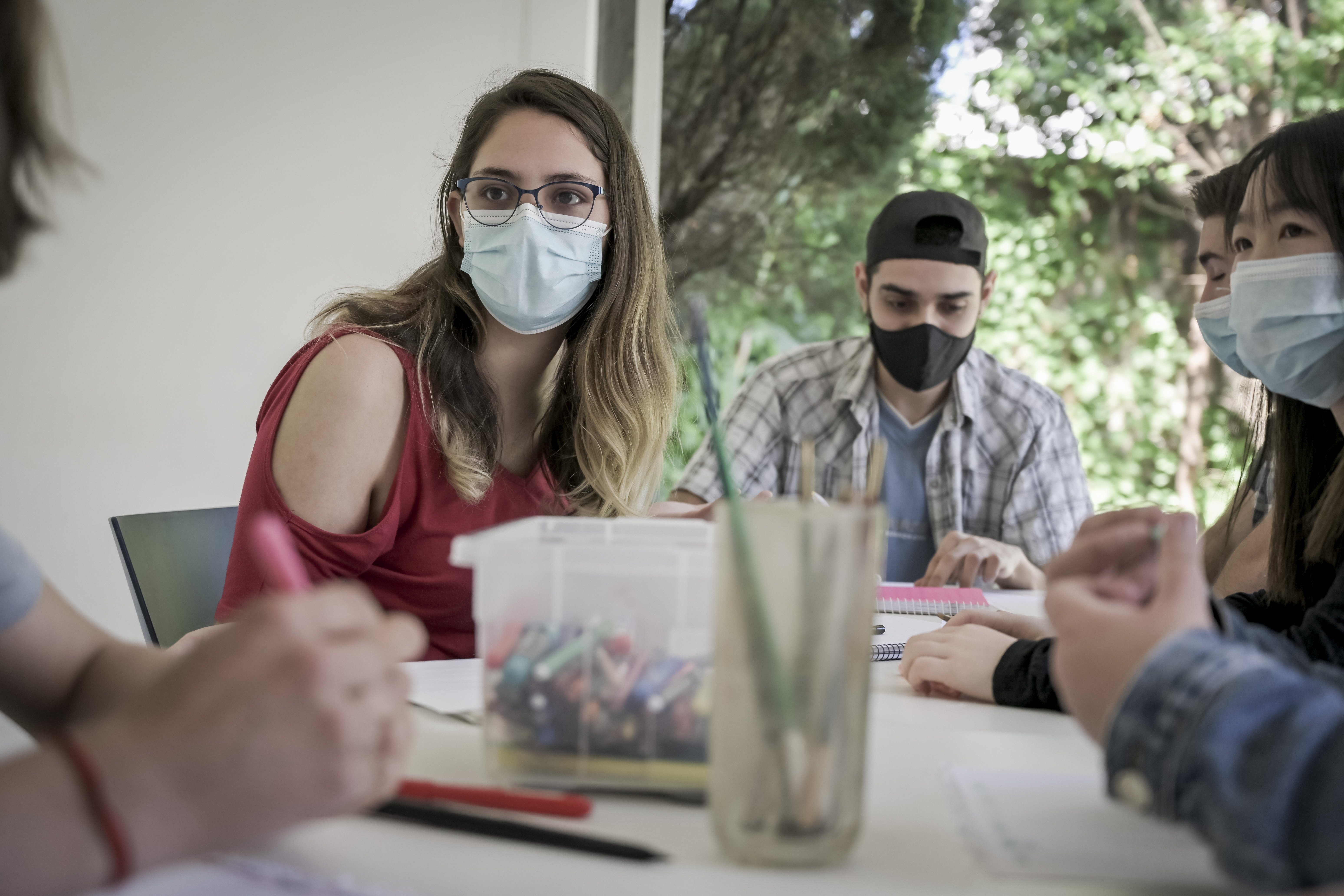 Varios jóvenes sentados alrededor de una mesa