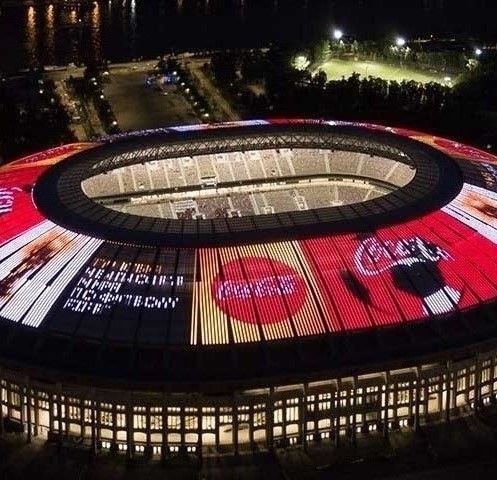 Logo de Coca-Cola iluminado en el techo del estadio de campo de juego