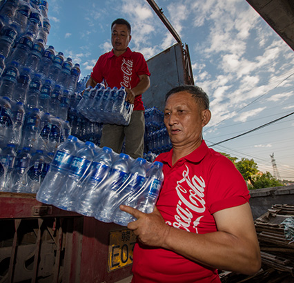 Les travailleurs de Coca-Cola soutiennent les communautés et les gens