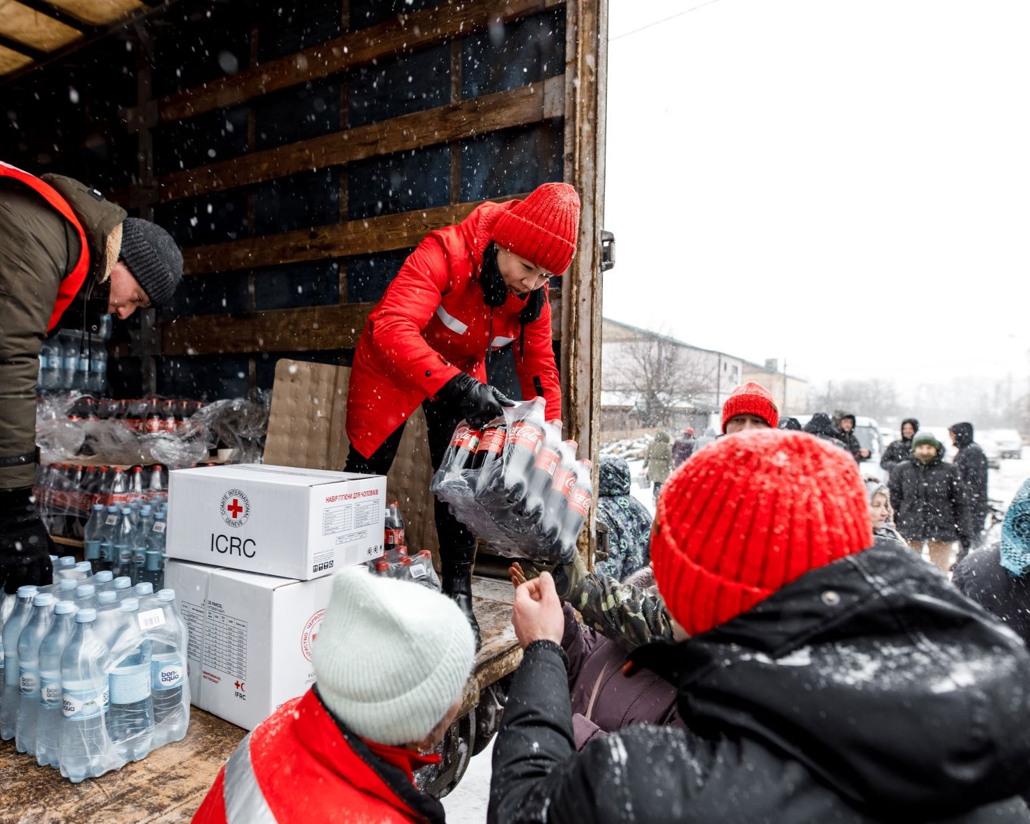 Pekerja kemanusiaan memberikan bantuan ke warga Ukraina