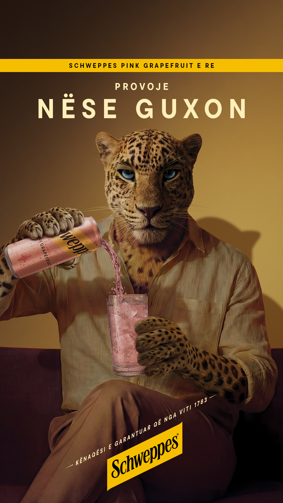 Leopard Clive duke mbajtur një kanaçe me grejpfrut rozë Schweppes