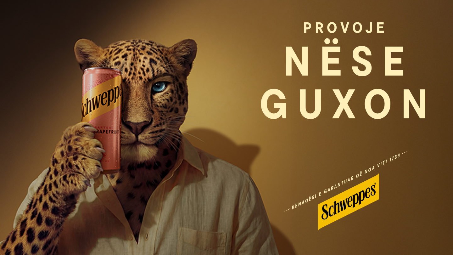 Leopard Clive duke mbajtur një kanaçe me grejpfrut rozë Schweppes