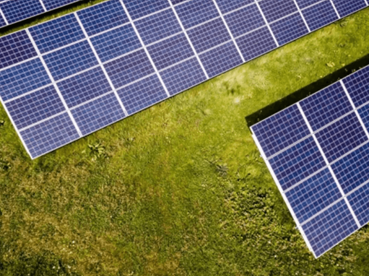 Pogled odozgo na solarni panel na zelenom polju.